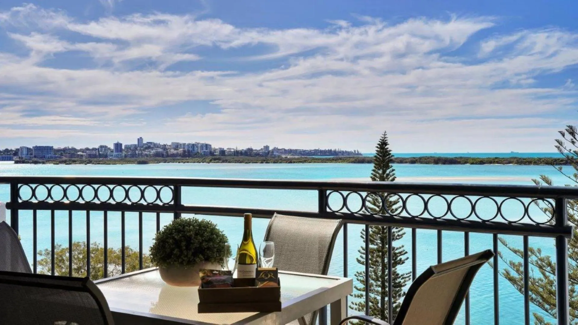 #812 Ramada Resort, Beachfront Golden Beach